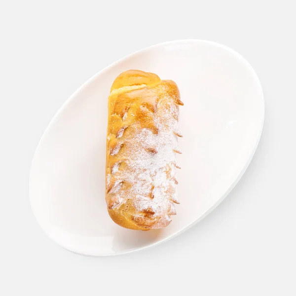 Beyaz Arka Planda Pudra Şekerli Taze Çörekler — Stok fotoğraf