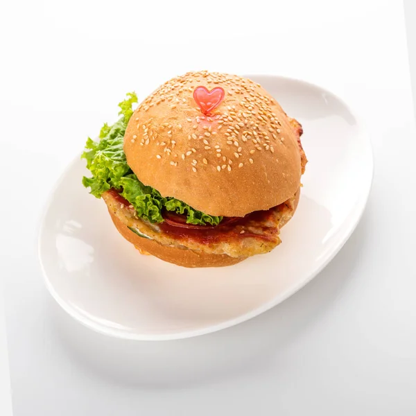 Burger Kurczakiem Białym Talerzu — Zdjęcie stockowe