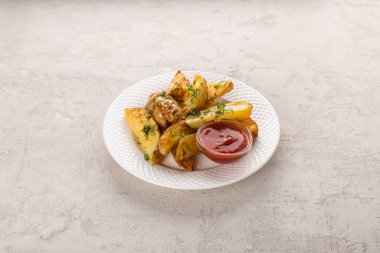 Domates soslu kızarmış patates dilimleri.