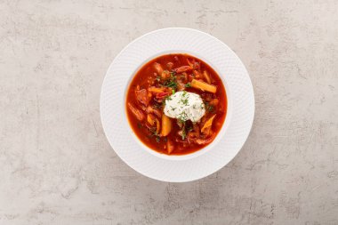 Beyaz tabakta İtalyan çorbası.