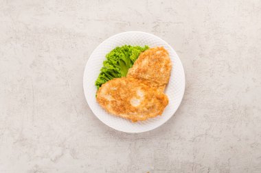 Beyaz tabak üzerinde beyaz et ve tavuk pirzolası.