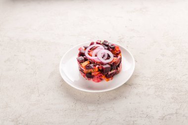 Beyaz tabakta salata, gri arka planda.