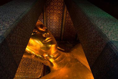 uzanmış buddha altın heykelini yüz