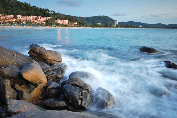 Kamienie w fale na wybrzeżu Oceanu — Zdjęcie stockowe