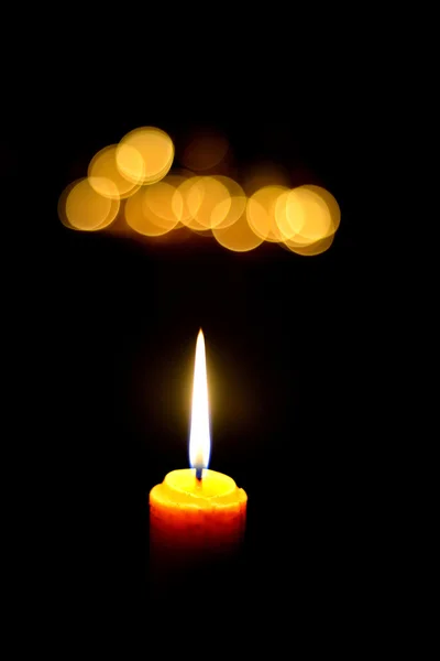 Plamen svíce v noci — Stock fotografie