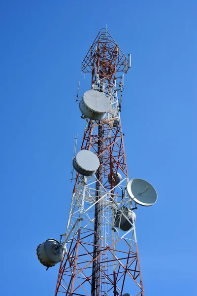 Telekommunikation antenn tower — Stockfoto