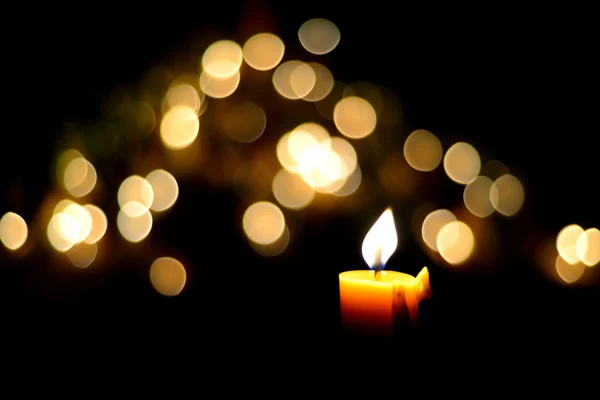 Огненная свеча ночью — стоковое фото