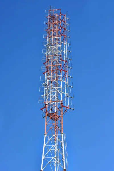 Telecommunicatie antenne toren — Stockfoto