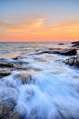 Deniz içinde günbatımı manzarası