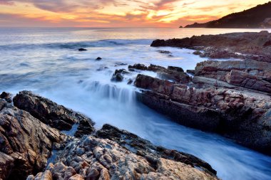 Deniz içinde günbatımı manzarası