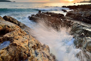 Deniz içinde günbatımı manzarası