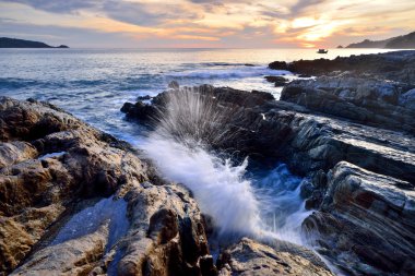 Deniz içinde günbatımı manzarası
