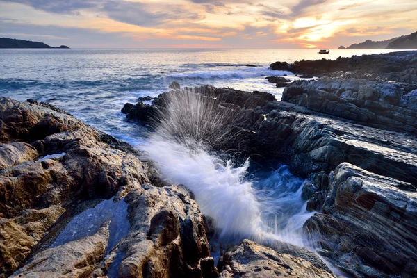 Deniz içinde günbatımı manzarası