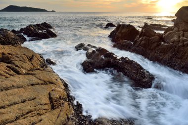 Deniz içinde günbatımı manzarası