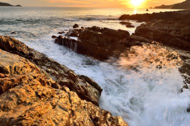 Deniz içinde günbatımı manzarası