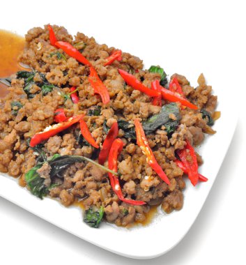 Fesleğen soslu kızarmış domuz eti 