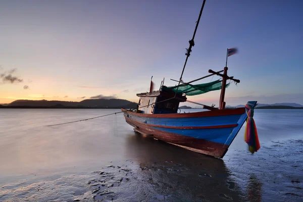 Тайская рыбацкая лодка — стоковое фото