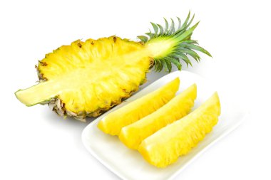 Beyaz arkaplanda ananas