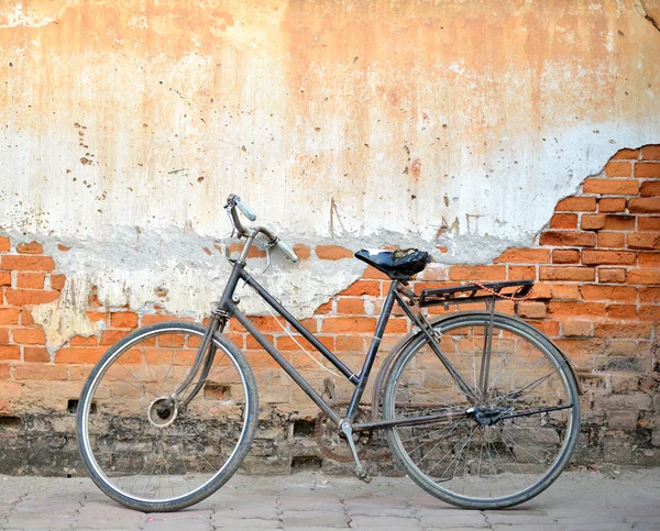 Vintage bicycle front oude bakstenen — Stockfoto