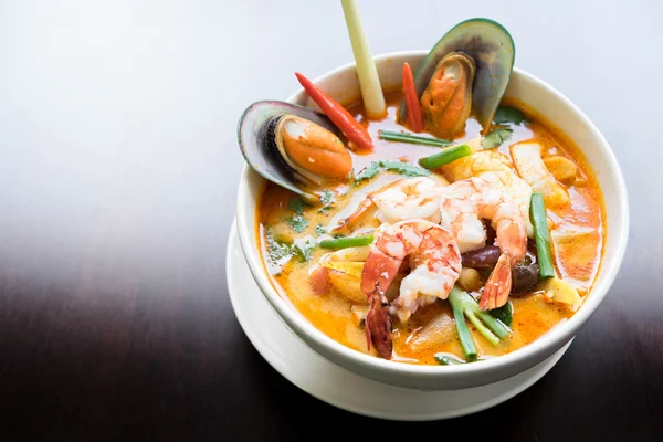 Sopa de Tom yum, comida tailandesa — Foto de Stock