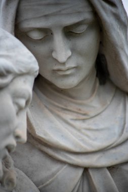 Viktorya dönemi mezarlığı pieta heykelinde Meryem 'e yaklaş..