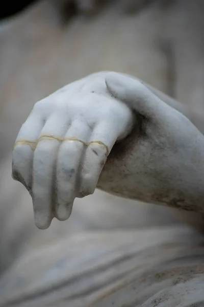 Image verticale de Jésus et Marie tenant la main dans la statue piéta du cimetière victorien — Photo