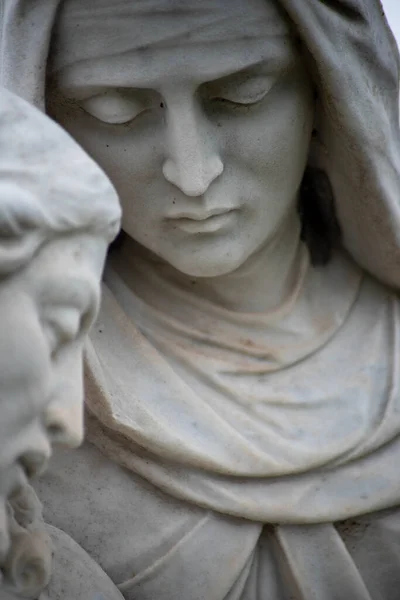Gros plan de Marie dans le cimetière victorien statue piéta. — Photo