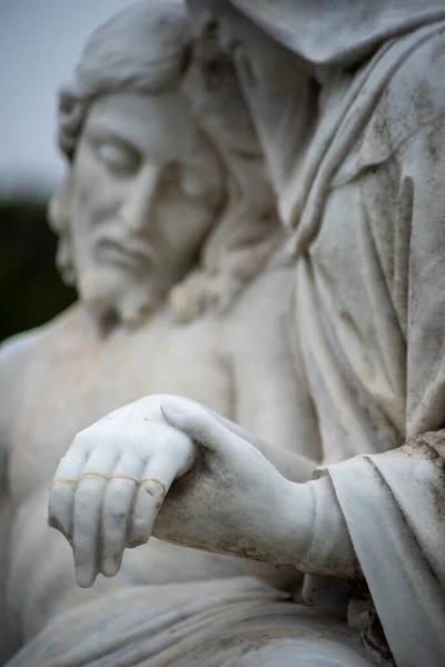Image verticale de Jésus et Marie dans le cimetière victorien statue piéta — Photo