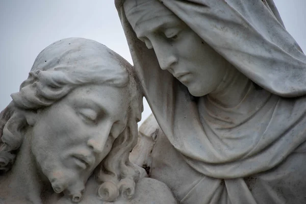 İsa ve Meryem 'in mezarlıktaki pieta heykelini kapatın.. — Stok fotoğraf