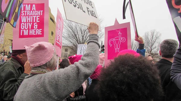 Růžové klobouky a cedule na Dámské pochodu na Washington. — Stock fotografie