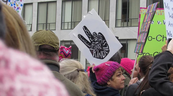 Ženy pochodují na protest ve Washingtonu za mír. — Stock fotografie