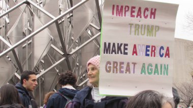 Washington 'daki Kadın Yürüyüşü' nde Pembe Şapka ve İddianame Trump işareti.