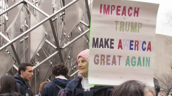 Chapeau rose et Impeach Trump signent à Womens March à Washington. — Photo