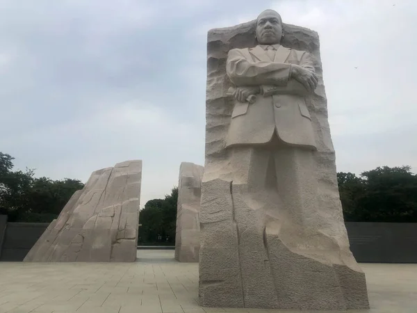 Breed uitzicht op Martin Luther King Jr. Monument onder een lichtblauwe hemel. — Stockfoto