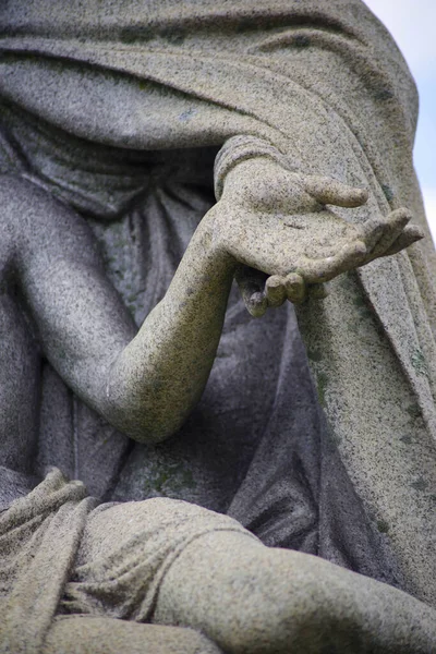 Gros plan de Marie tenant la main de Jésus avec des stigmates dans la statue du cimetière. — Photo