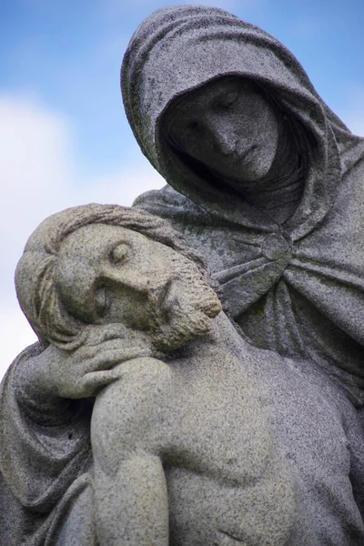 İsa 'nın kollarında, eski mezarlık heykeli Pieta. — Stok fotoğraf