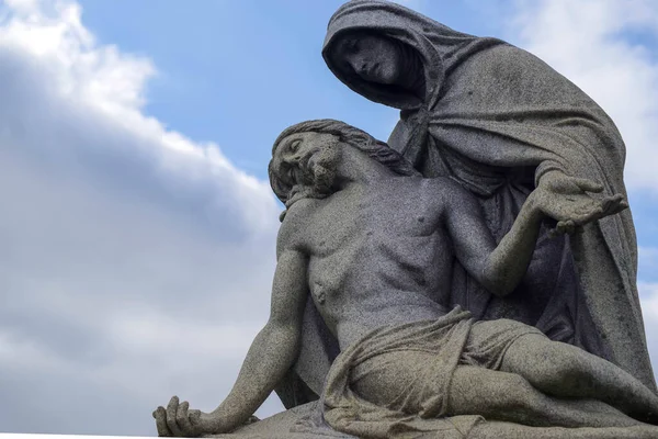 Mezarlık heykeli, İsa ve Mary Pieta mavi gökyüzüne karşı. — Stok fotoğraf