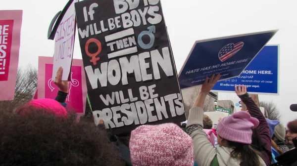Růžové klobouky a protestní cedule - Ženy budou prezidentkami — Stock fotografie
