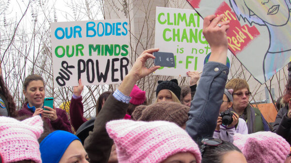 Взгляд из толпы на женский марш розовых шляп.