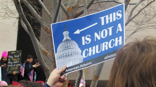 Cartel de protesta en la Marcha de Mujeres "Esta no es una iglesia" vista desde la multitud. —  Fotos de Stock