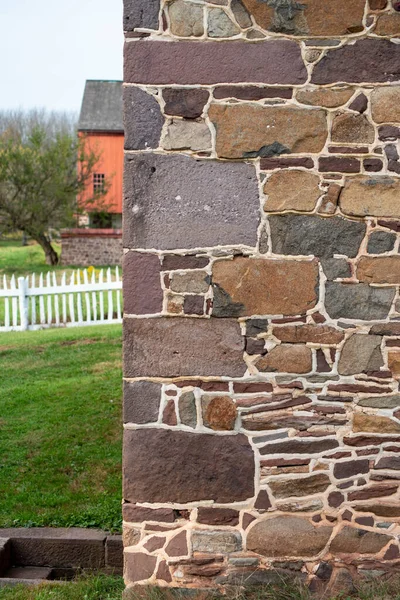 Heftig bunte Ecksteine auf kolonialem Steinhaus in Pennsylvania — Stockfoto