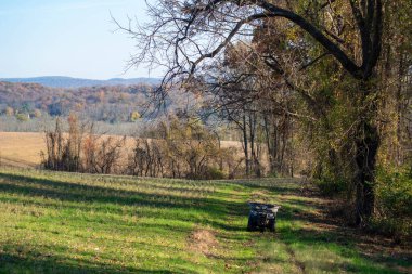 Sade bir kırsal alanda çimenli bir patika üzerinde off road aracı.