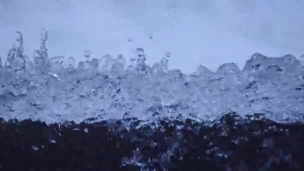 Vue rapprochée à angle élevé de l'eau explosant sur le bord d'une cascade — Video
