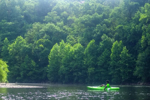 Joven kayak solo en el río escénico —  Fotos de Stock