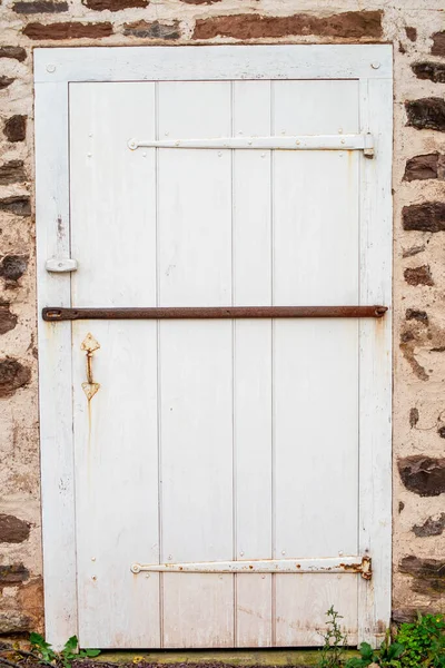 Kırsal beyaz ahşap kapı demirle kapatılmış. — Stok fotoğraf