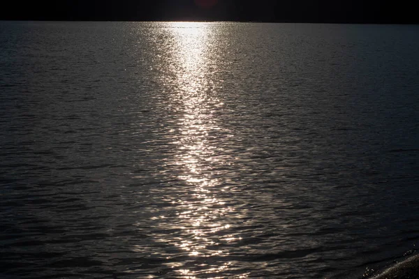La luce del sole delle ore d'oro brilla su acque tranquille. — Foto Stock