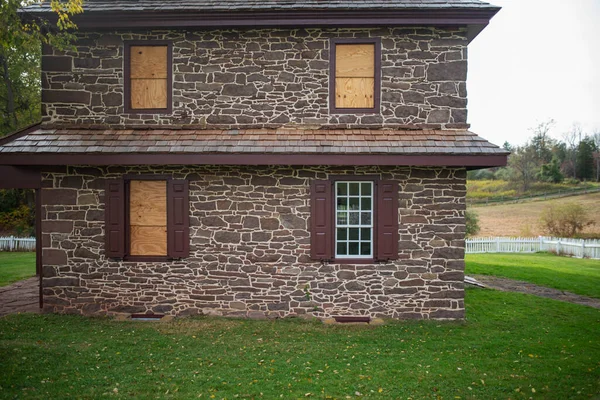 Amerikanisches Haus im Kolonialstil mit zerbrochenen Fensterscheiben — Stockfoto