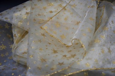 Saf, pırıl pırıl kumaşlar, altın yıldızlar ve süslemeler..