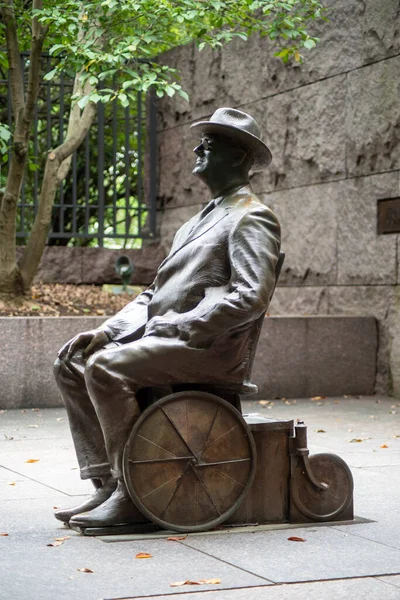Statue von FDR im Rollstuhl an seinem Denkmal in Washington, DC — Stockfoto