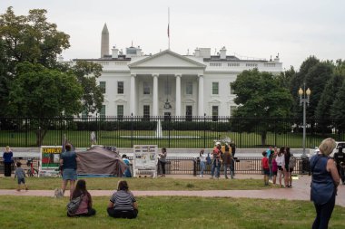Protestocular Beyaz Saray önünde toplandı.